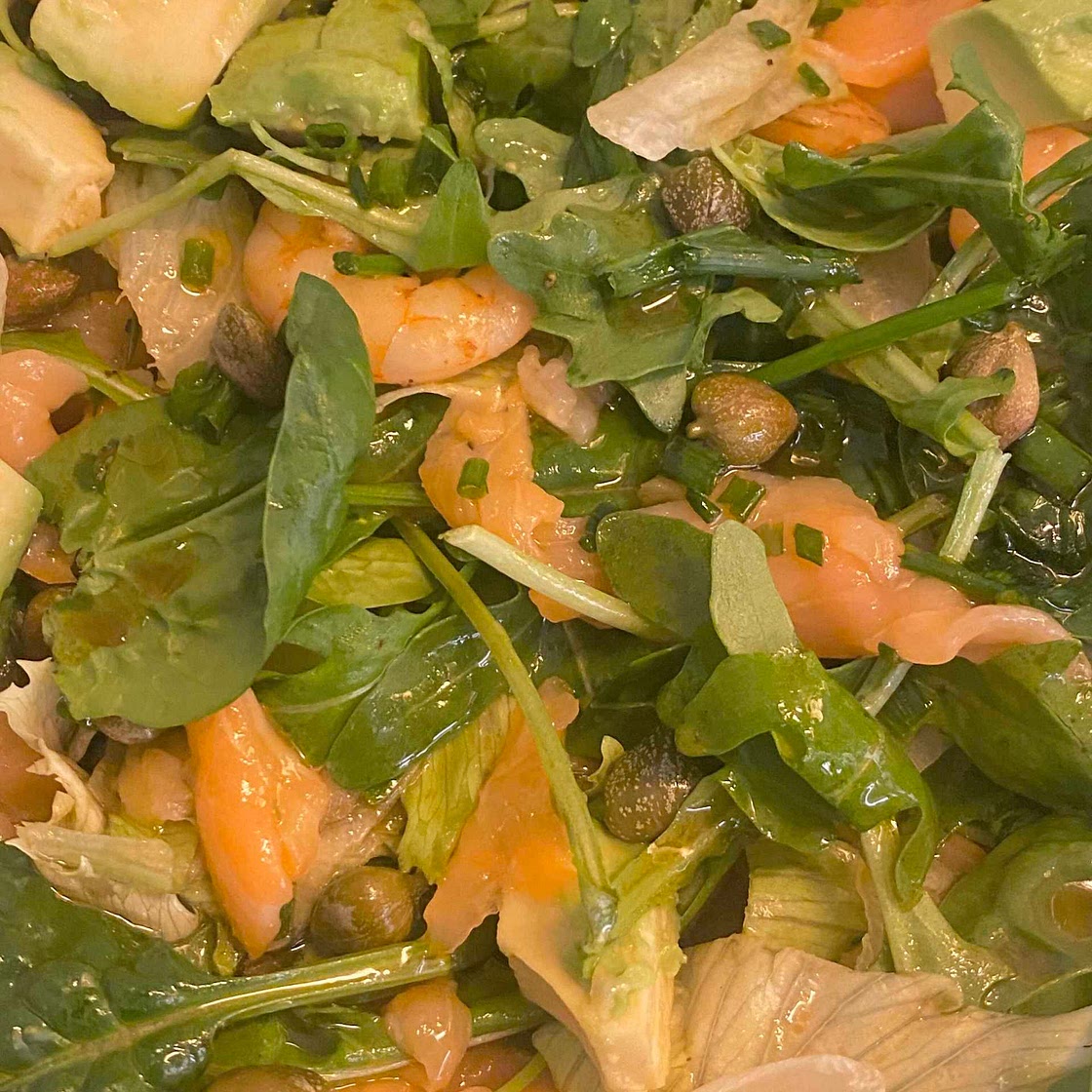 Salada de camarão e salmão fumado