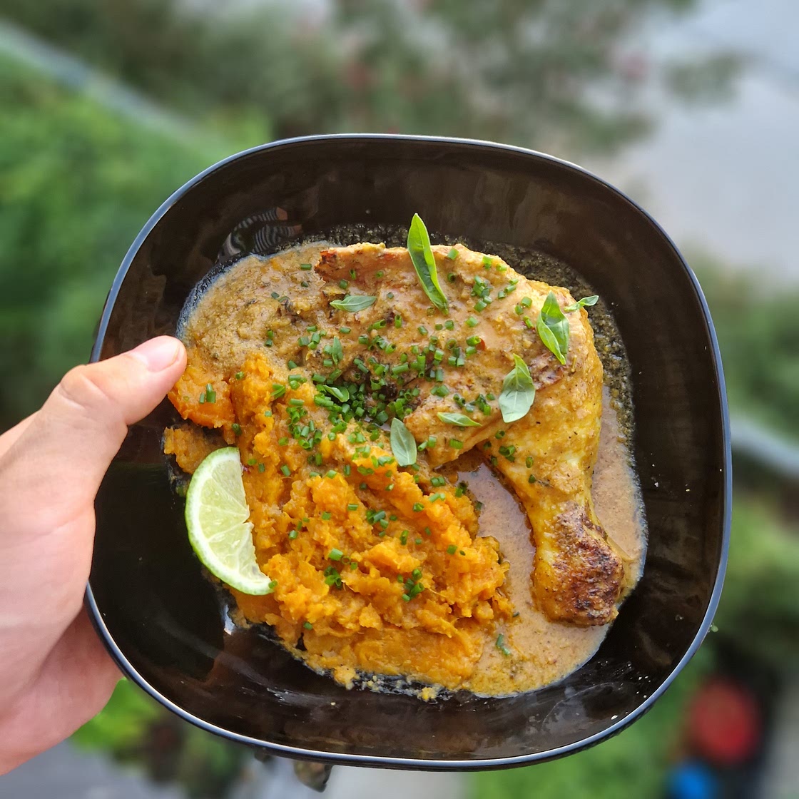 Poulet cajun, sauce mangue / lait de coco et sa purée de patate douce