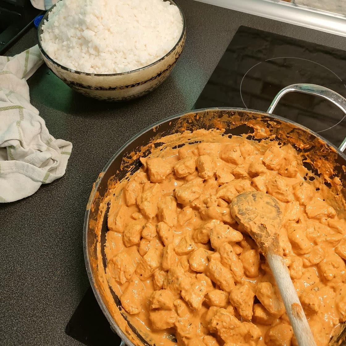 Healthy Delicious Creamy Chicken! MUST TRY! One of my most popular recipes, wanted to share this again with you all as there are a lot of new people joining us! It tastes absolutely unreal!! So creamy and really macro friendly🤌🏽 For the chicken: 2 chicke