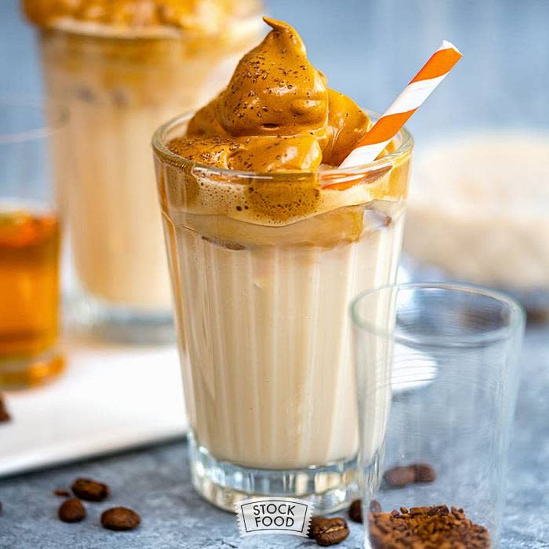 Brown sugar cinnamon oatmilk smoothie + Dalgona