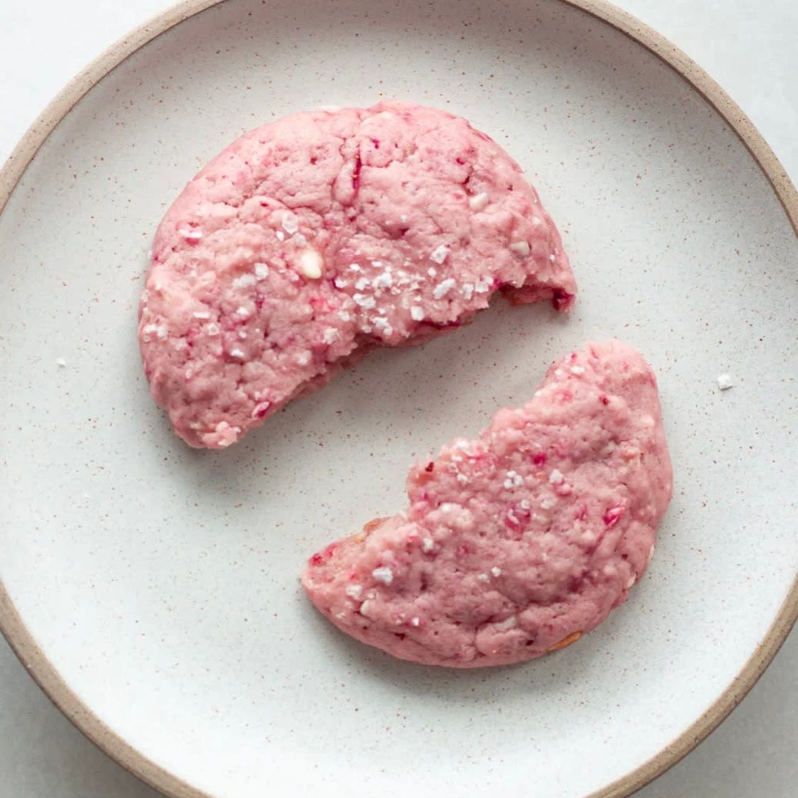 Salted strawberry cookies