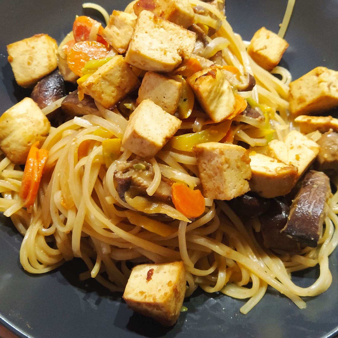 Vegano noodles with veggies and marinade tofu