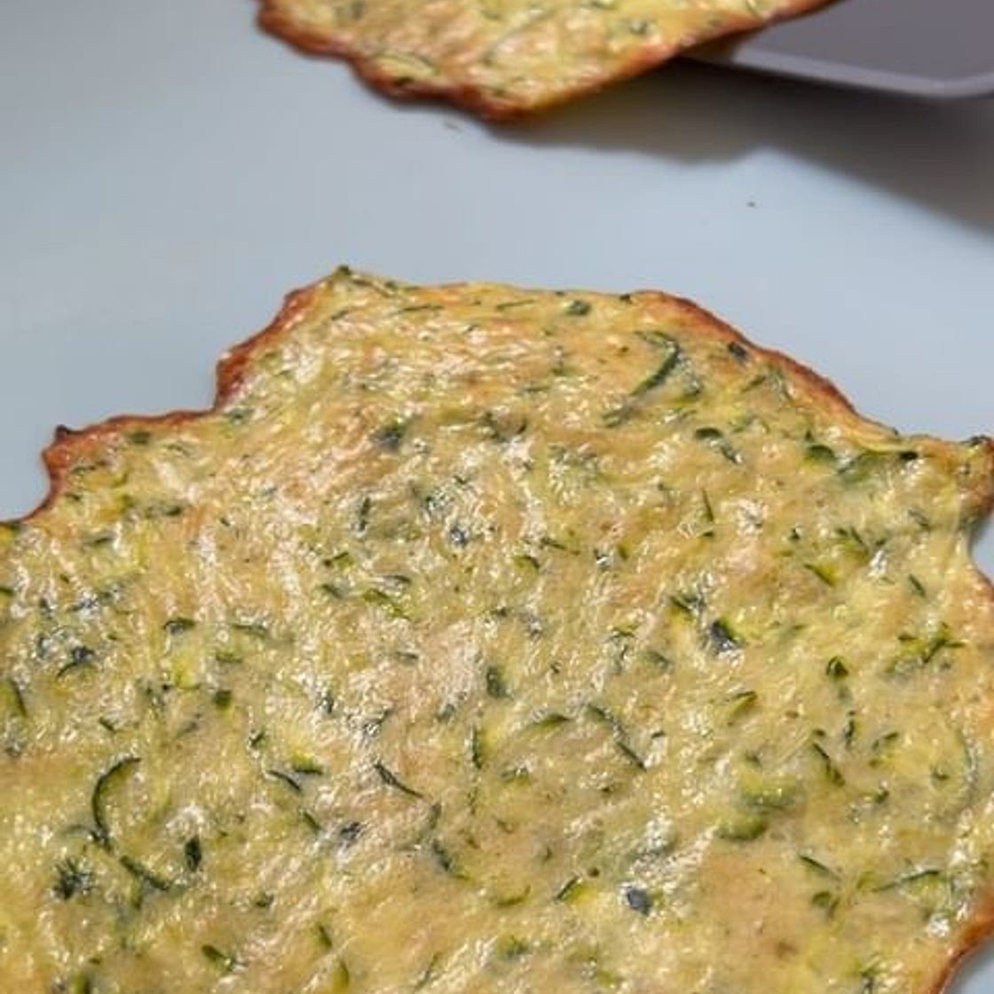 wrap aux courgettes - sans farine . 3 ingrédients !! Naturellement sans gluten (comme toutes les recettes sur - abonne-toi si ça t’intéresse !) c’est une de mes recettes préférées parce qu’elle est trop facile et délicieuse ! La texture est vraiment incroy