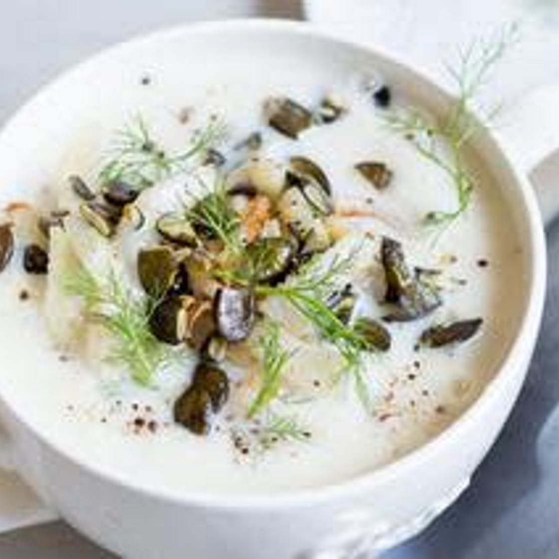 Blumenkohl-Fenchel-Suppe mit Kürbiskernen