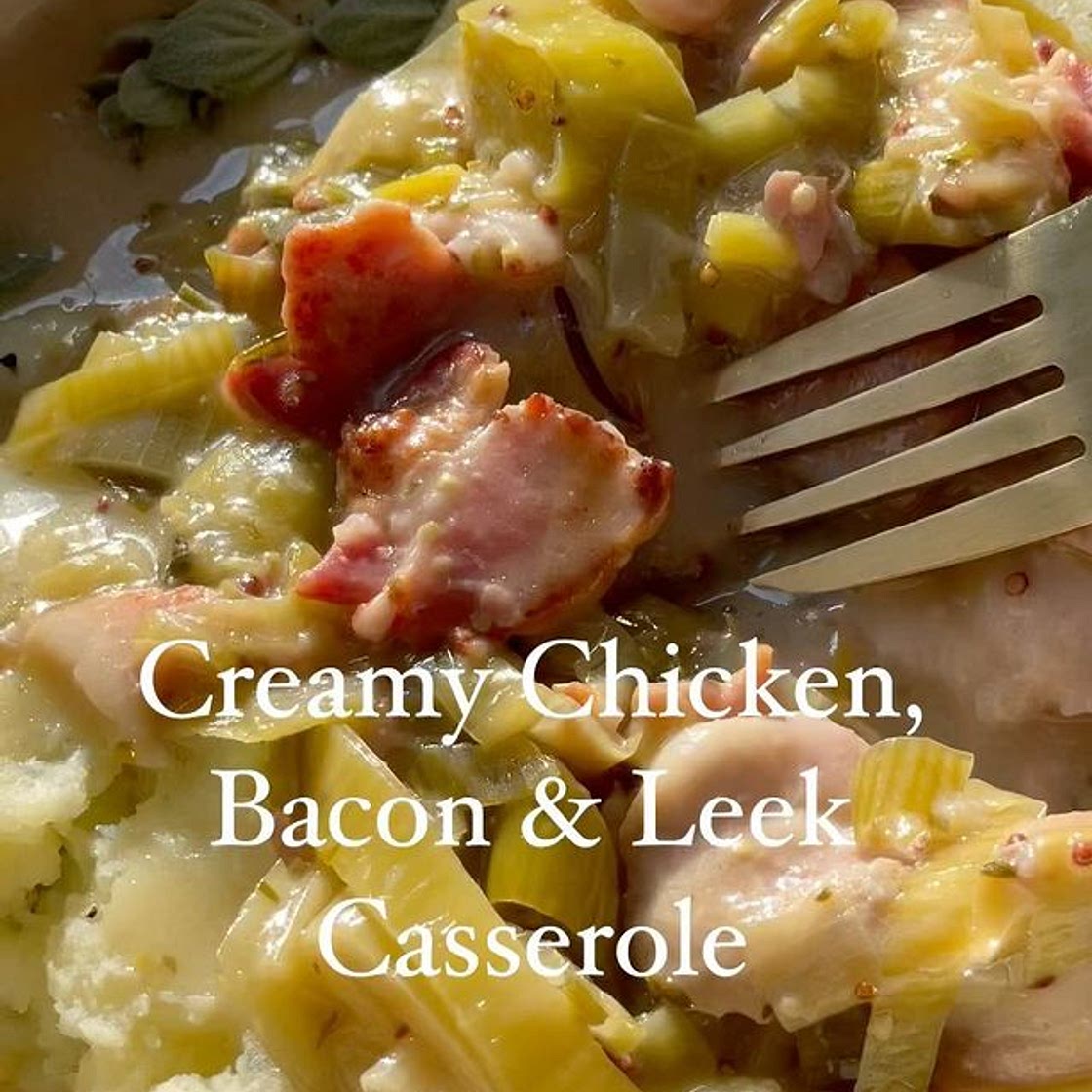 Slowcooker Creamy Chicken, Bacon & Leek Casserole π₯ 517 cals with a 200g serving of mash (Β£1.57 a serving) Say hello to your new favourite casserole perfect for all of autumn and winter. Itβs cheap as chips and takes no effort to make. Chicken, bacon