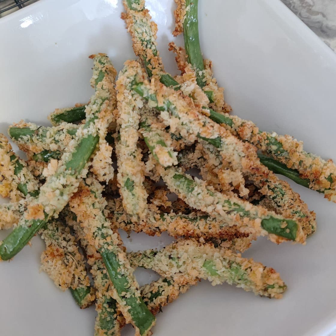 Air Fryer Garlic and Parm Green Bean Fries