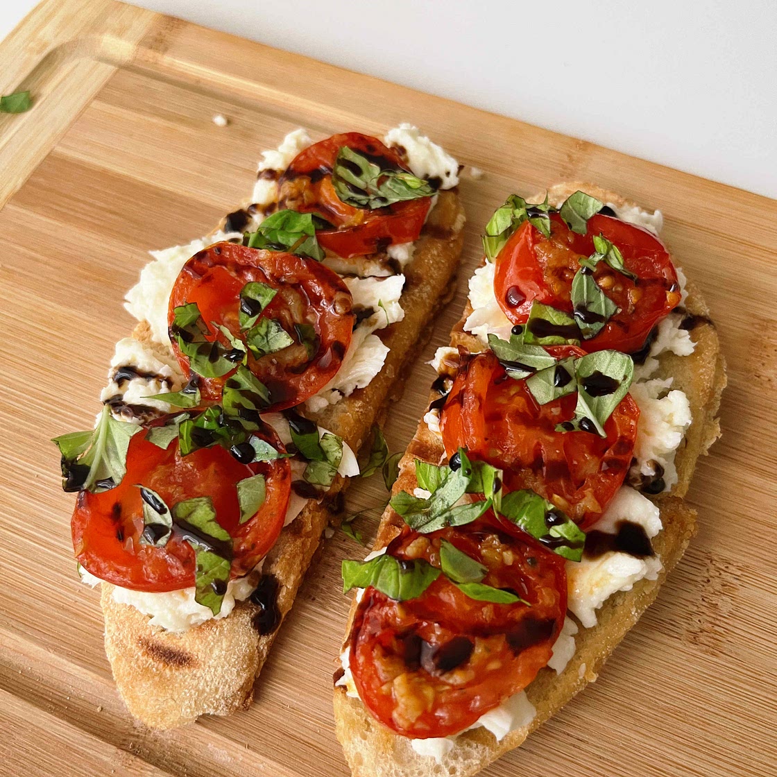 Sandwiches with mozzarella and garlic-fried tomatoes