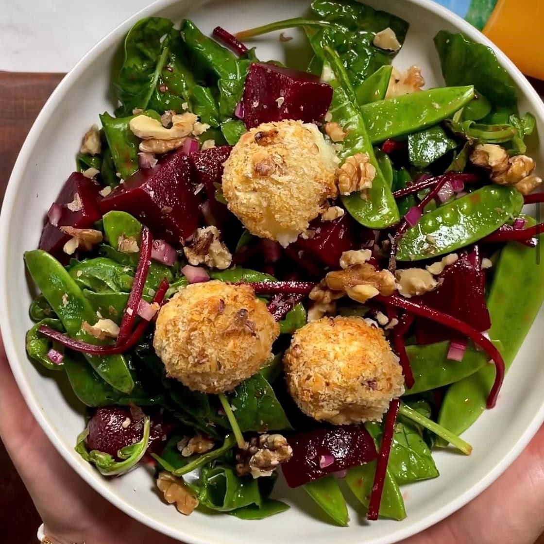 Baked crispy goats cheese & super support salad bowl