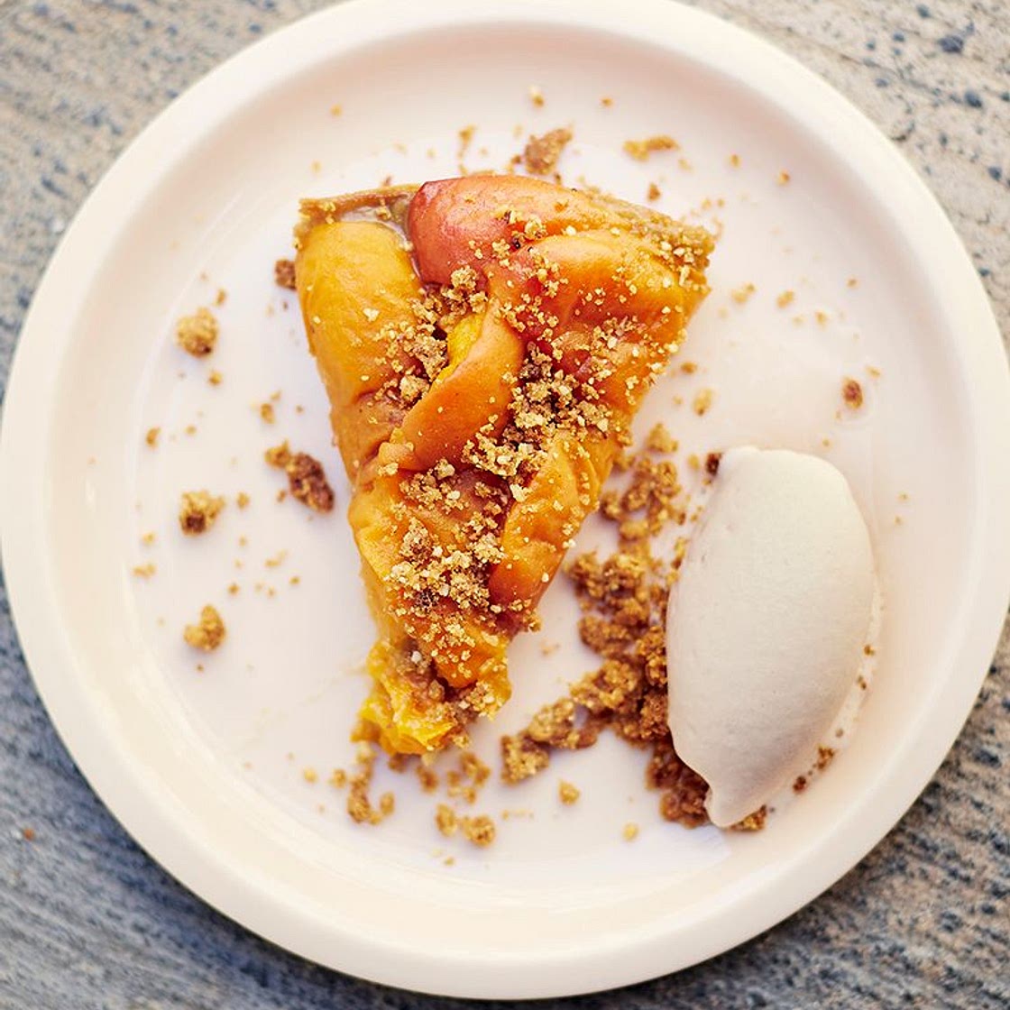 Tarte abricot, amande et rhubarbe