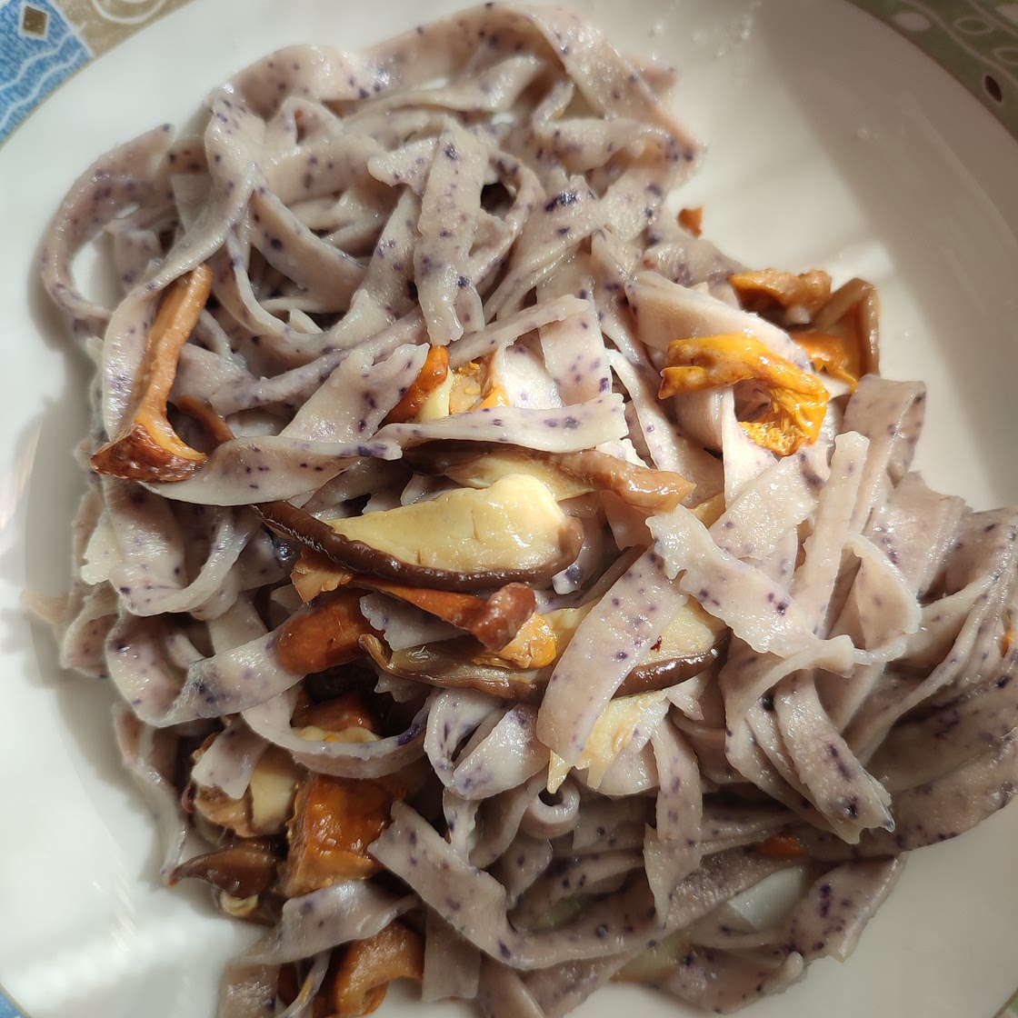 Tagliolini mirtilli e funghi