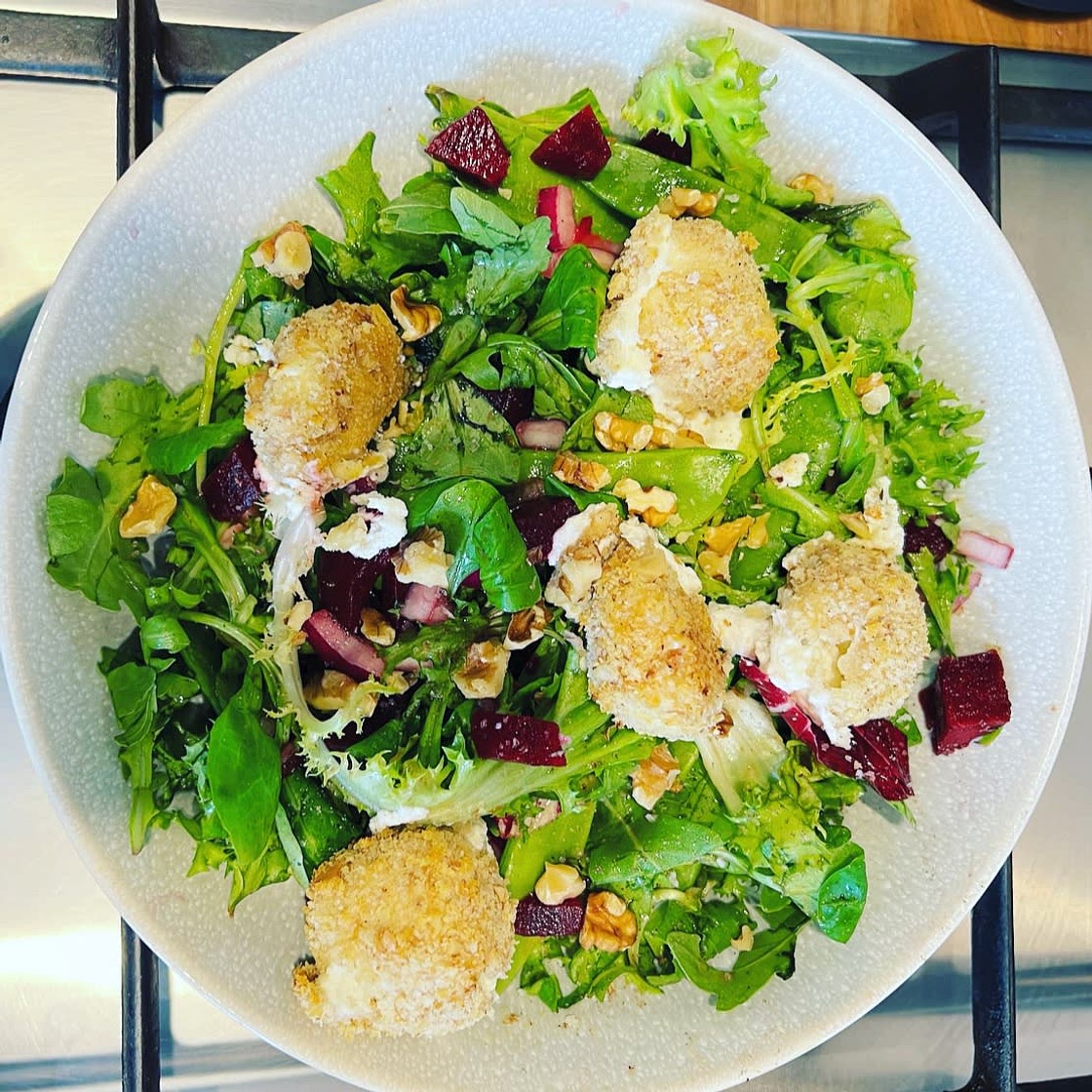 Baked crispy goats cheese & super support salad bowl