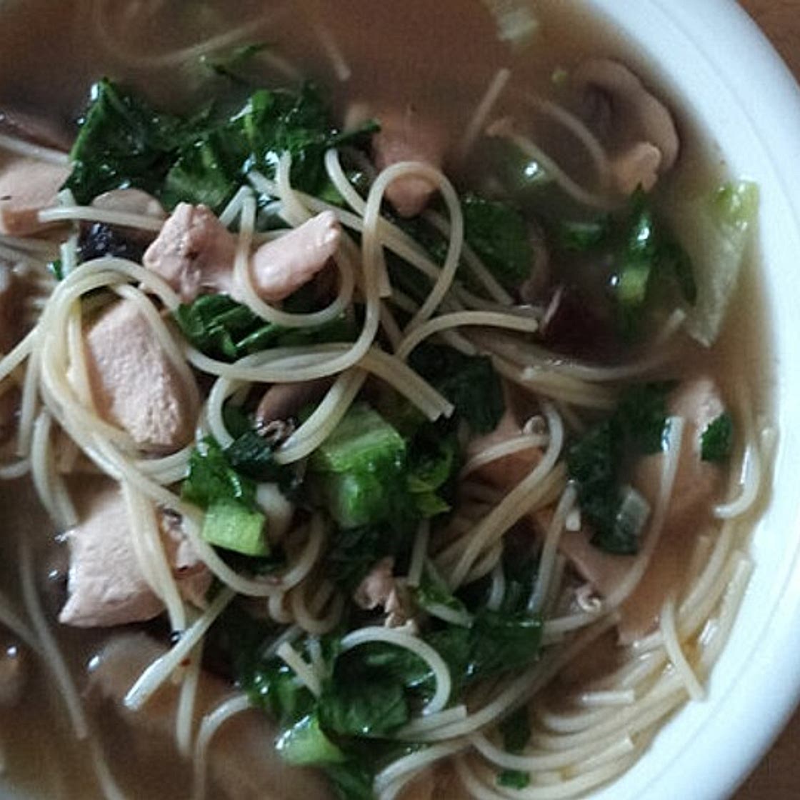 Asiatische Hühnersuppe mit Shiitakepilzen