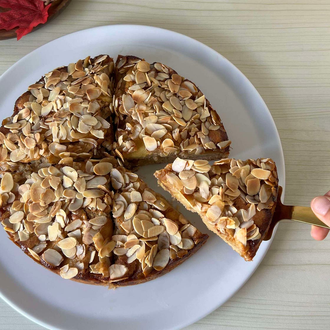 Apple and cinnamon cake