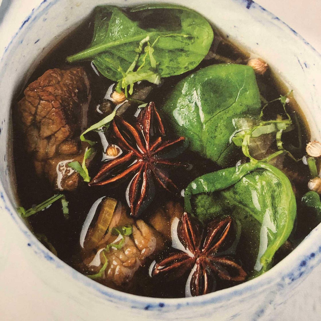 Bouillon de boeuf et épinards à la badiane