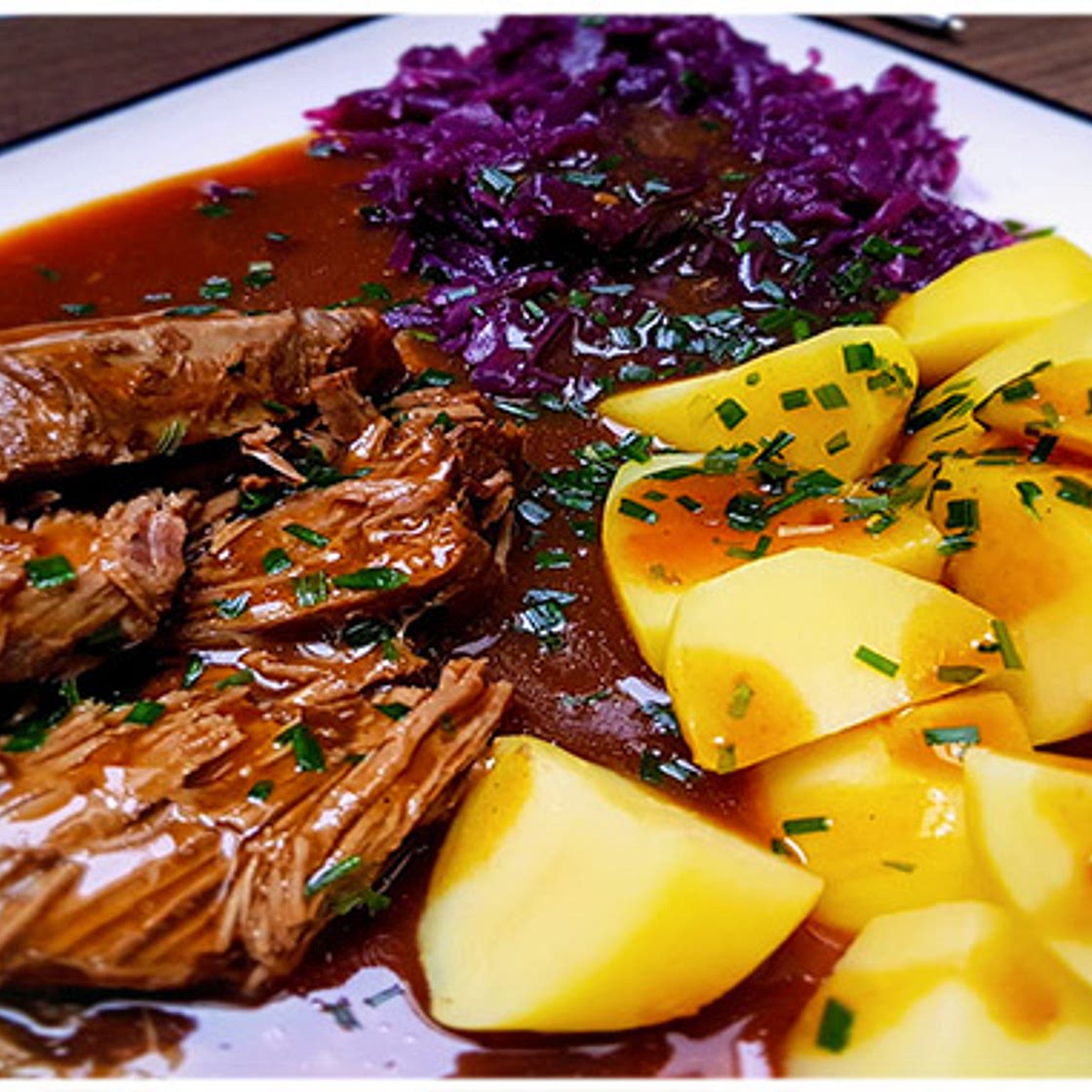 Rinderburgunderbraten mit Kartoffeln und Rotkohl