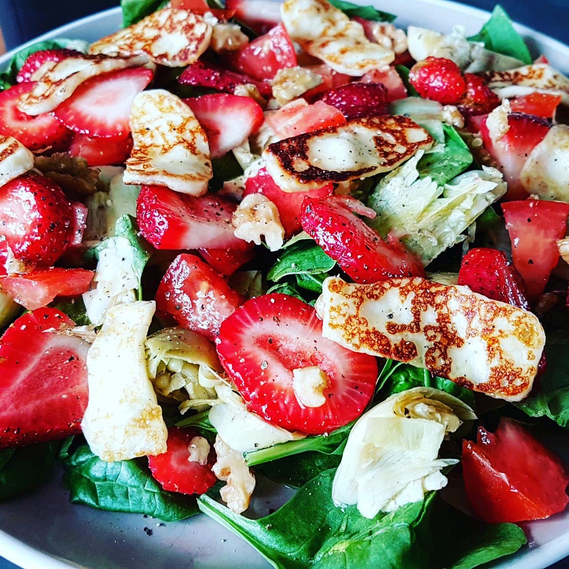 SALADE FRAISES, TOMATES, HALLOUMI & NOIX
