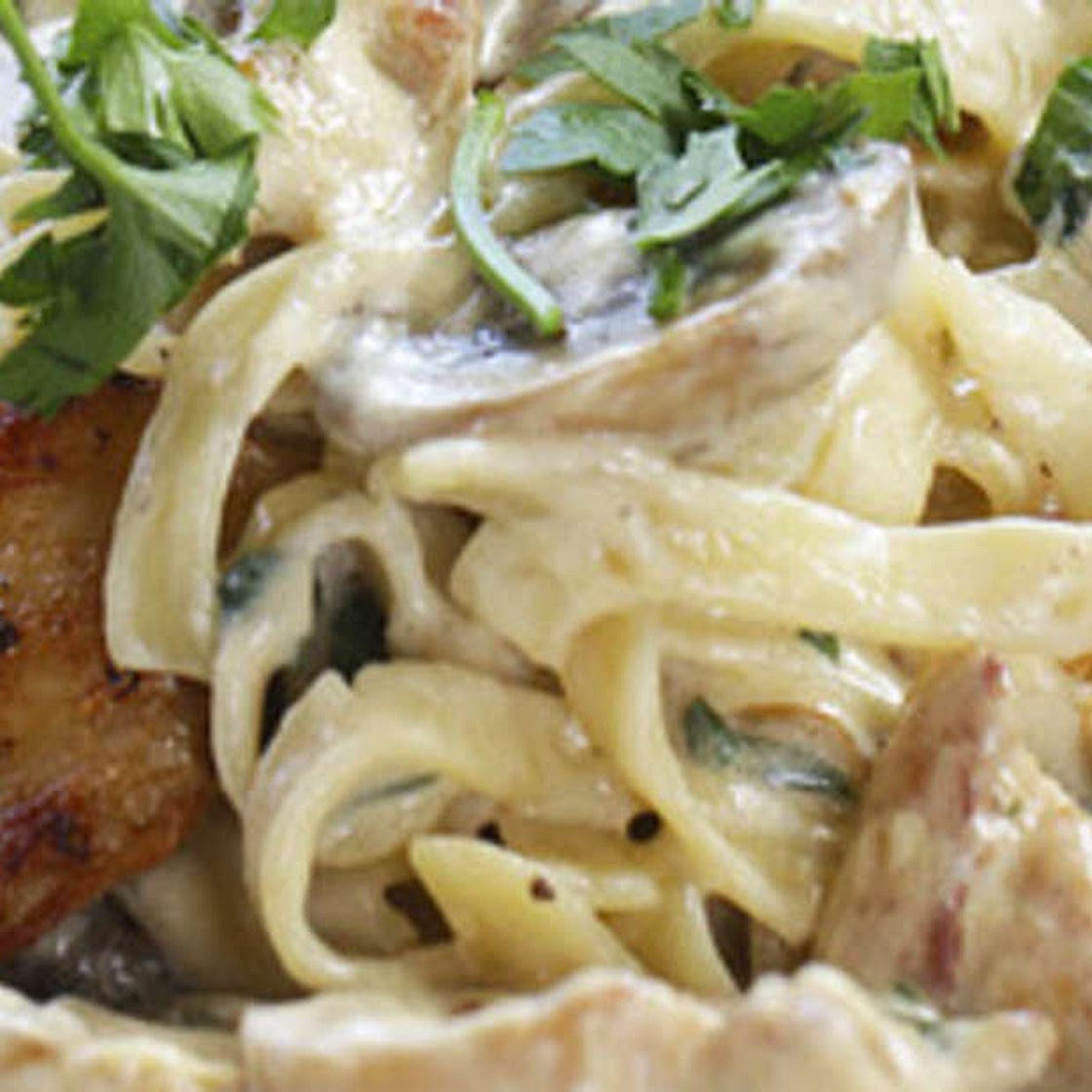 Tagliatelle mit Hühnchen und Champignons