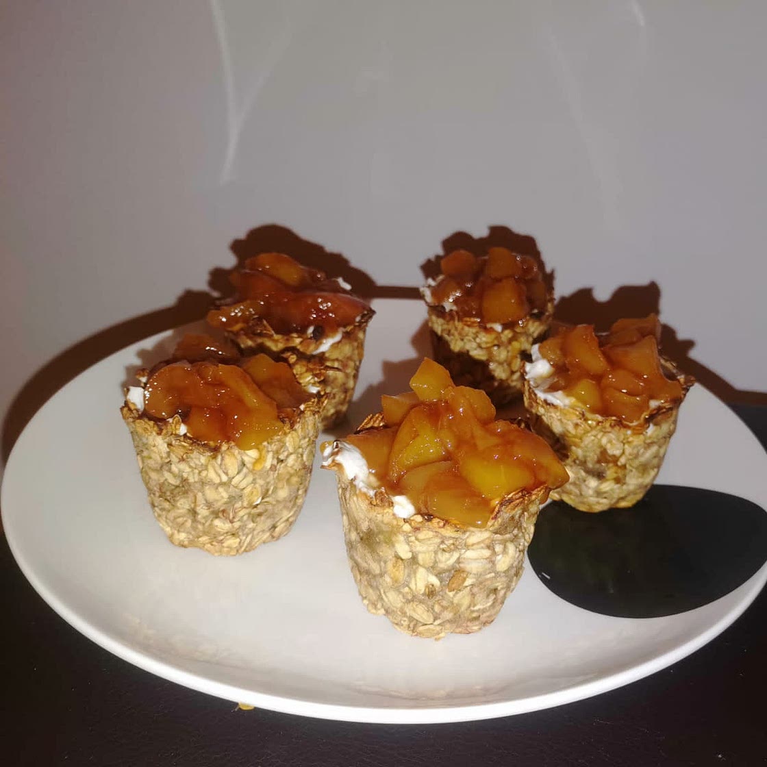 Cestini di avena con yogurt greco e fragole