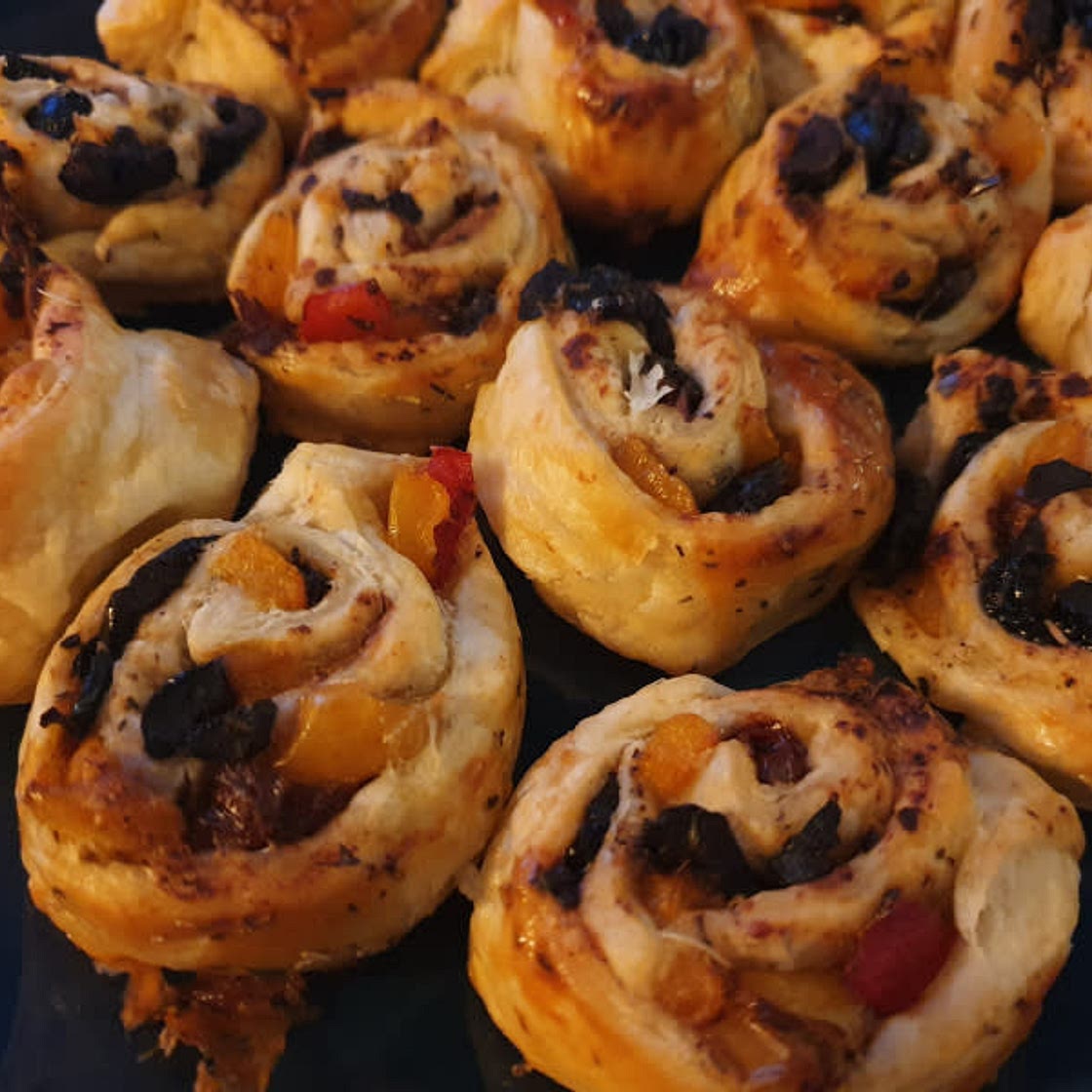 ROULÉS AUX TOMATES SÉCHÉES , CÂPRES & OLIVES