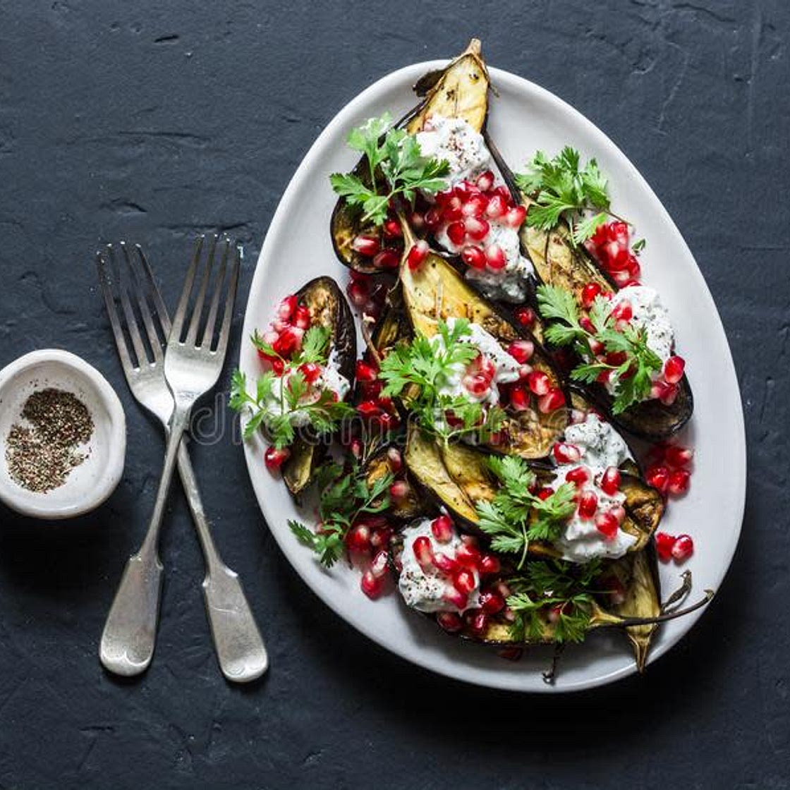 Aubergines grillées au cumin, feta, grenade et sauce au yaourt