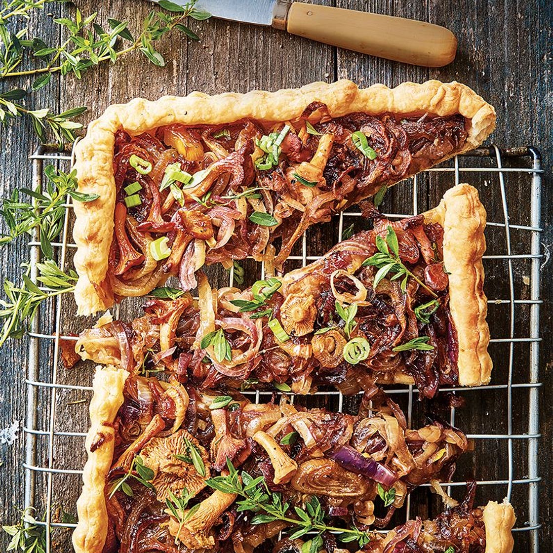 Tarte feuilletée aux oignons confits et girolles sautées au thym