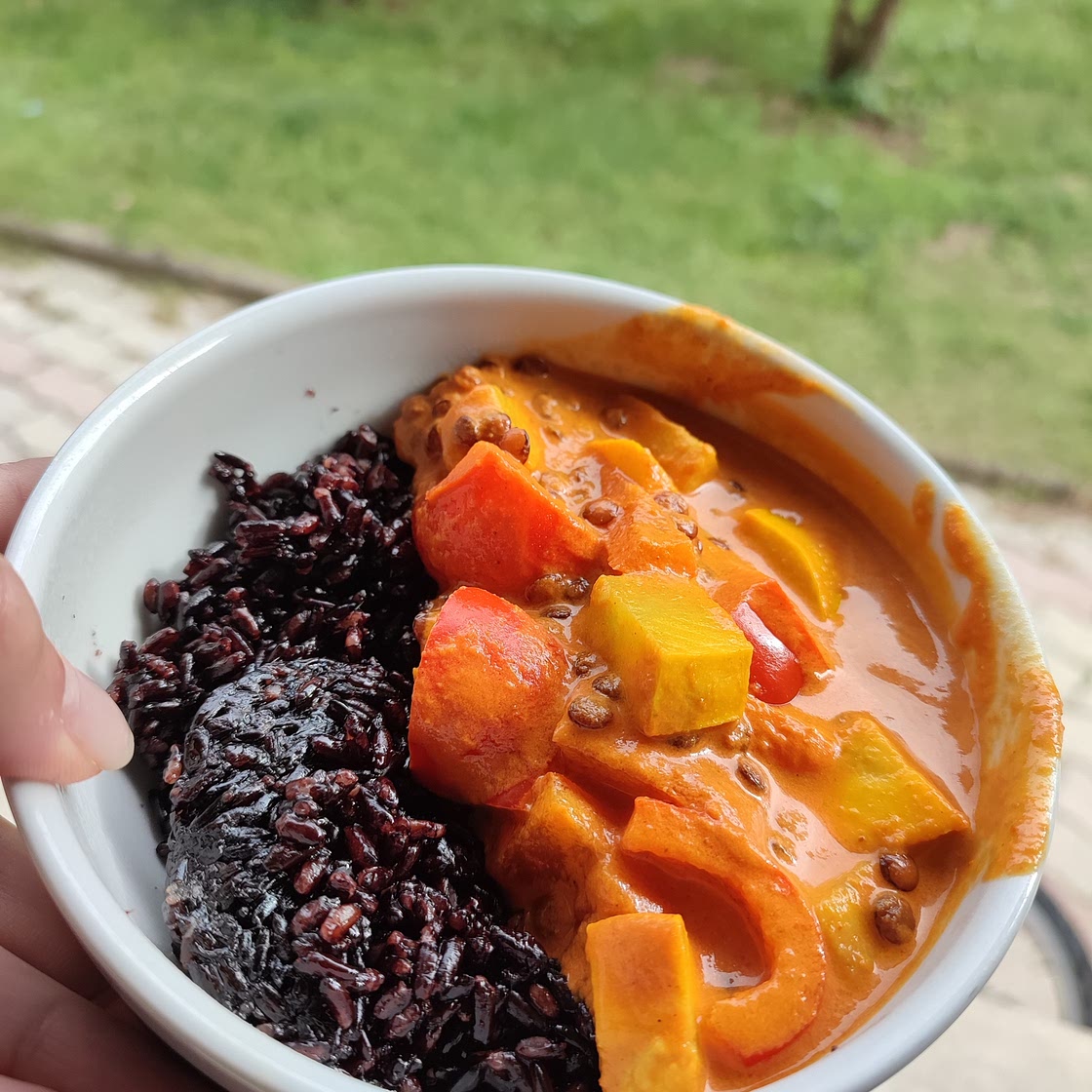 Riso nero e curry di lenticchie