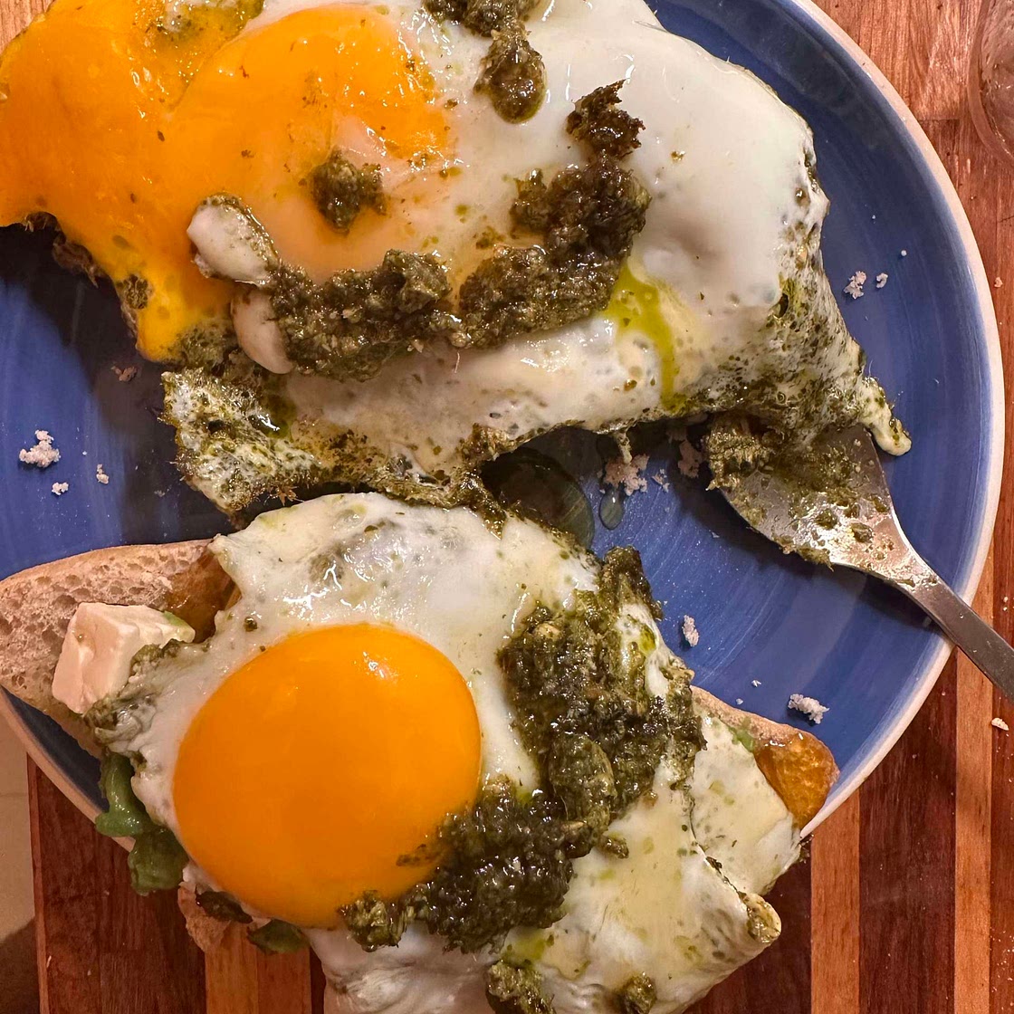 * Tosta de ovo e pesto