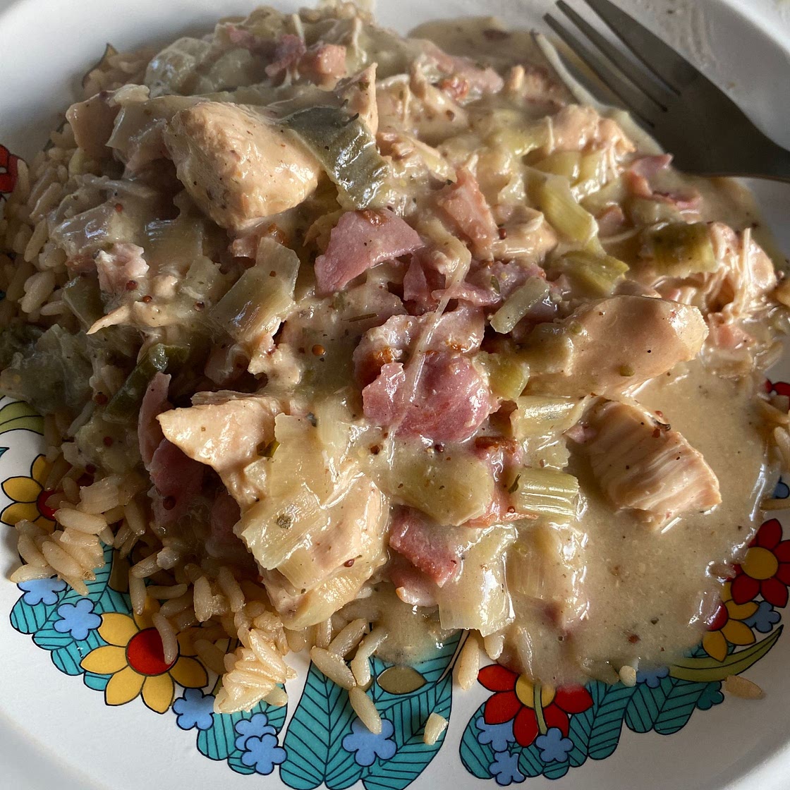 Slowcooker Creamy Chicken, Bacon & Leek Casserole π₯ 517 cals with a 200g serving of mash (Β£1.57 a serving) Say hello to your new favourite casserole perfect for all of autumn and winter. Itβs cheap as chips and takes no effort to make. Chicken, bacon