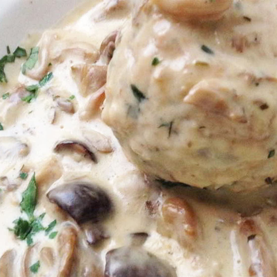 Semmelknödel mit Pilzragout