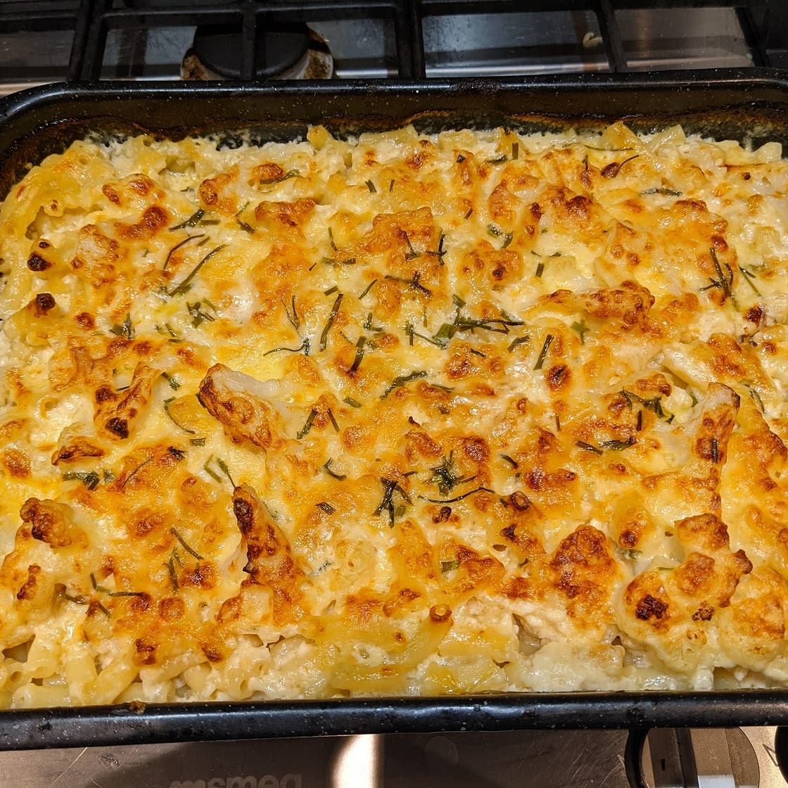 Lighter cauliflower and macaroni cheese