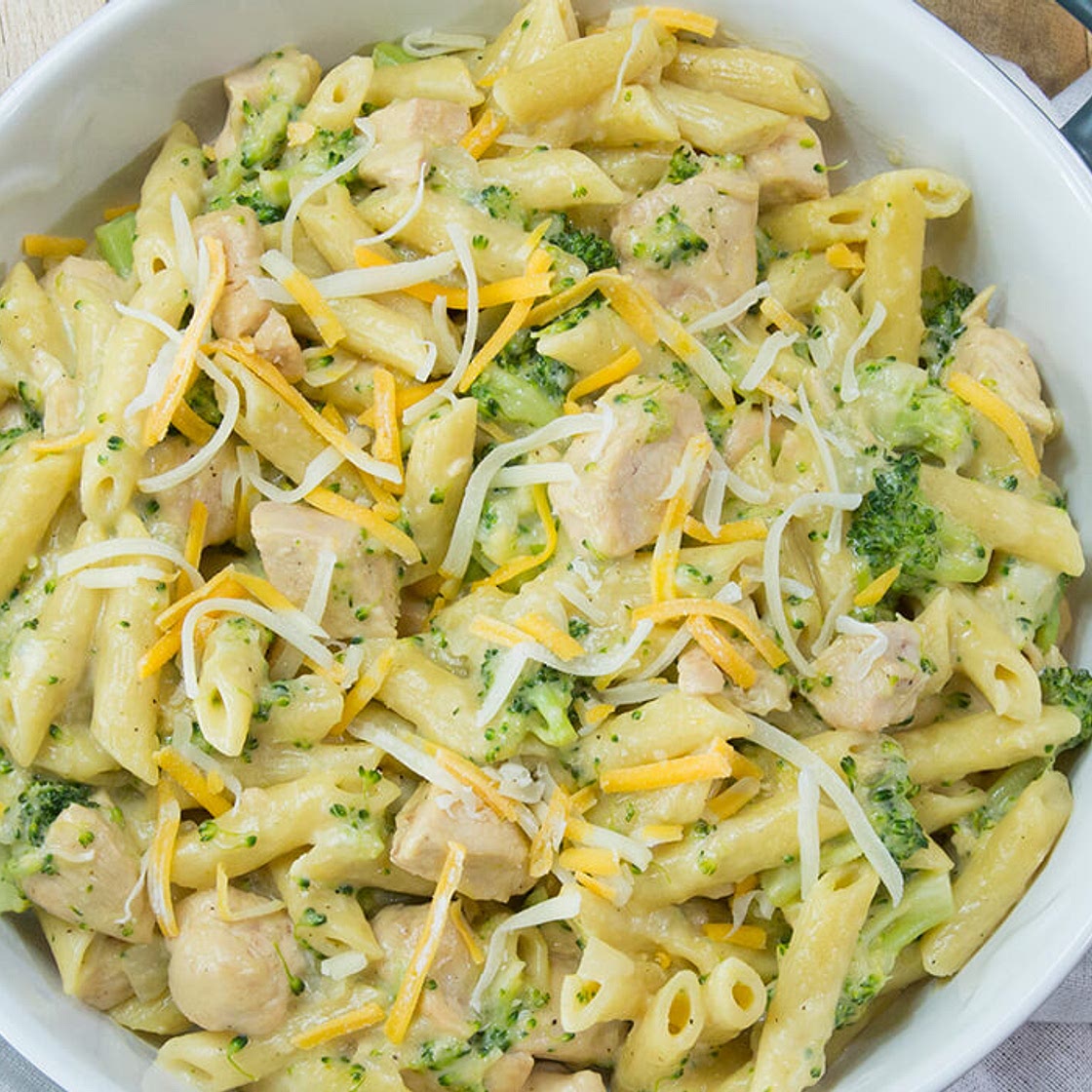Pâtes au poulet, au brocoli et au fromage dans une seule poêle
