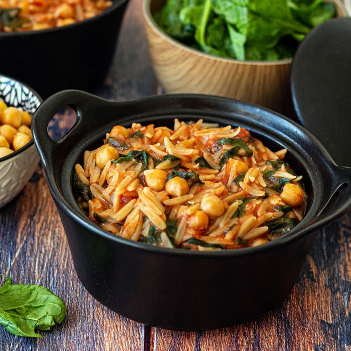 Orzo aux épinards et pois-chiches à la tomate
