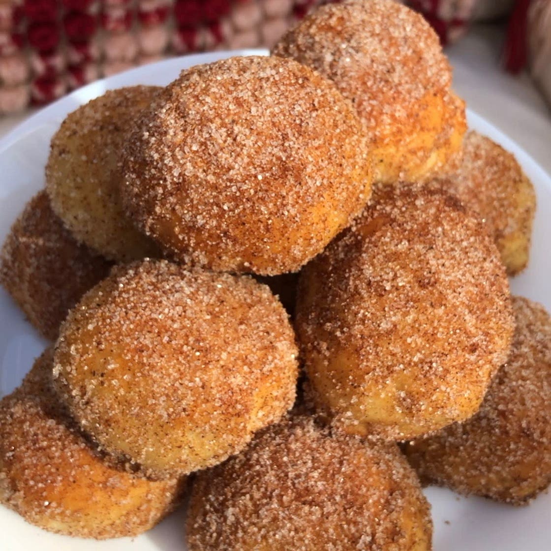 25cal Mini cinnamon sugar doughnuts 