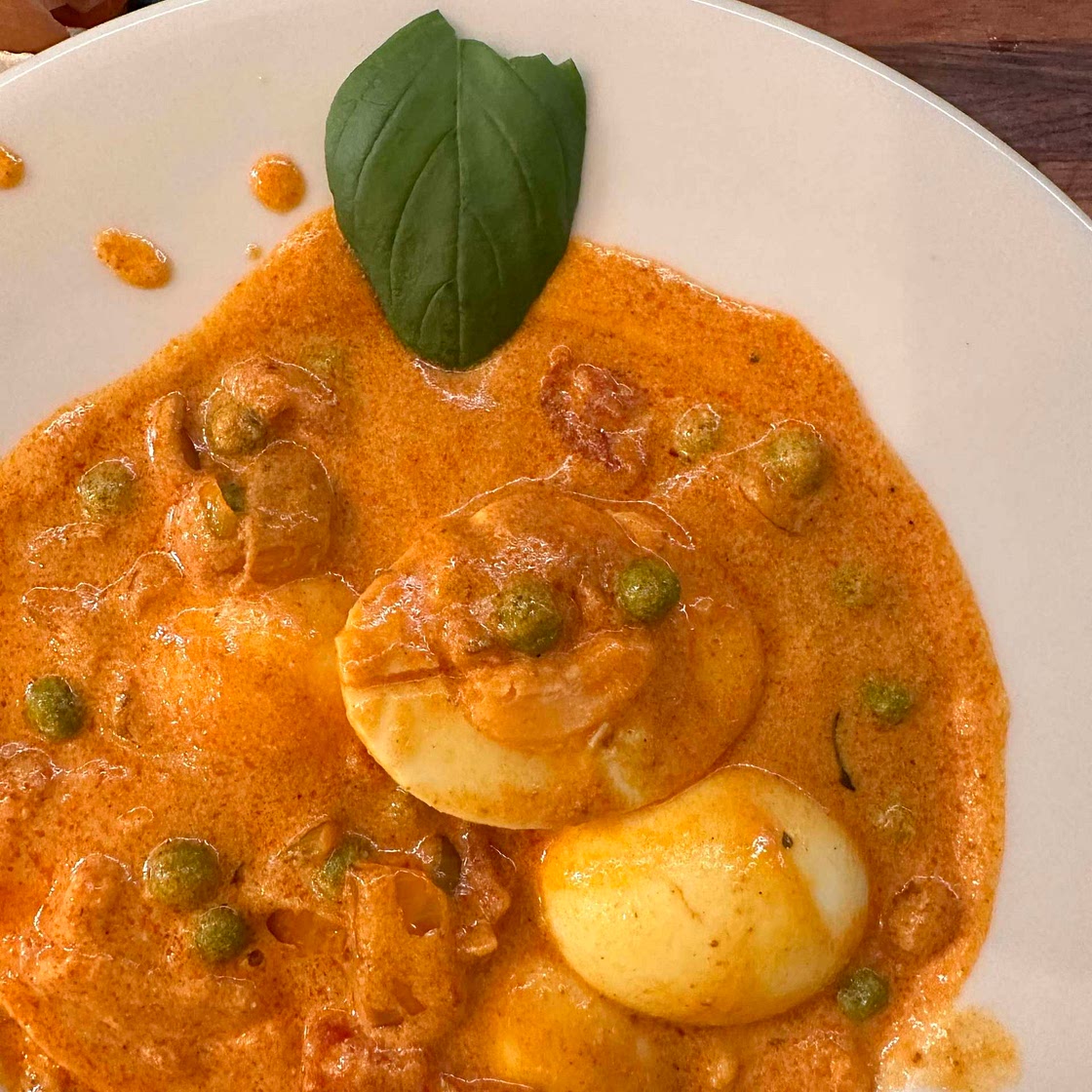 Caril de ovo e tomate