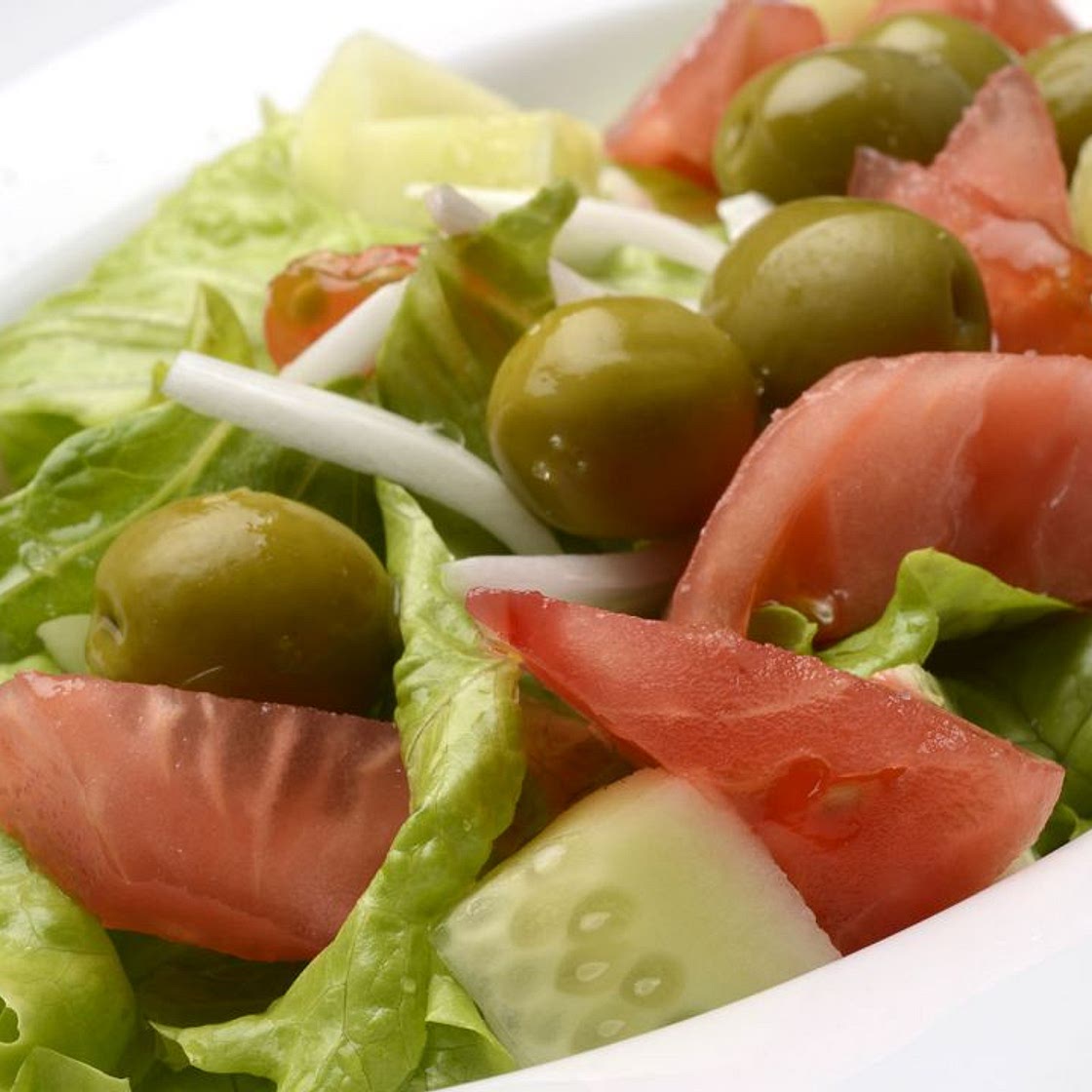Ensalada de lechuga, tomate, pepino y aceitunas