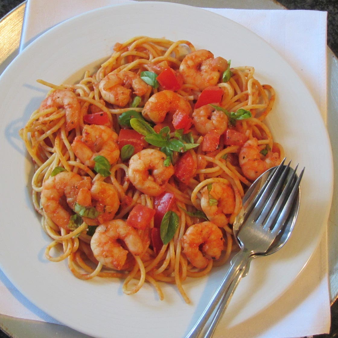 Schnelle Pasta-Pfanne mit Garnelen & Tomatensauce