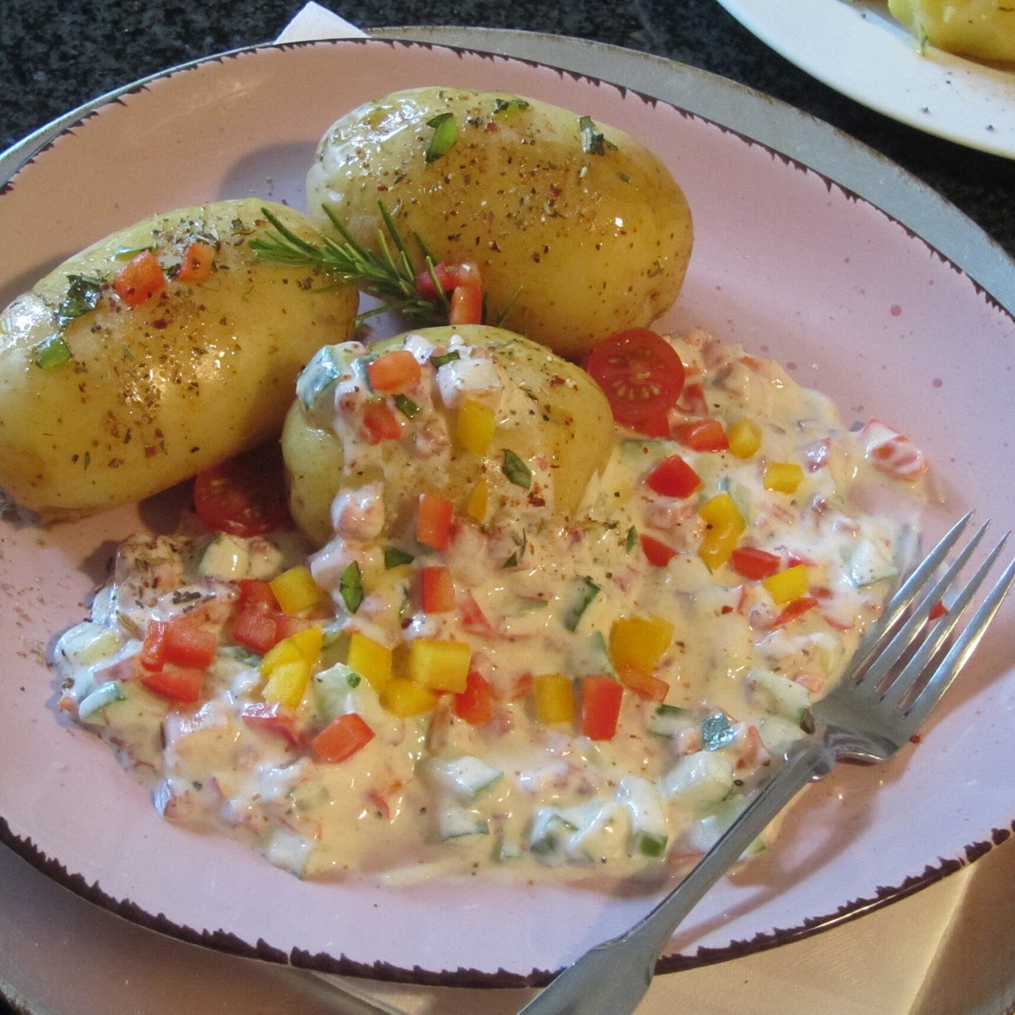 Gedämpfte Pellkartoffeln mit Gemüse-Dip