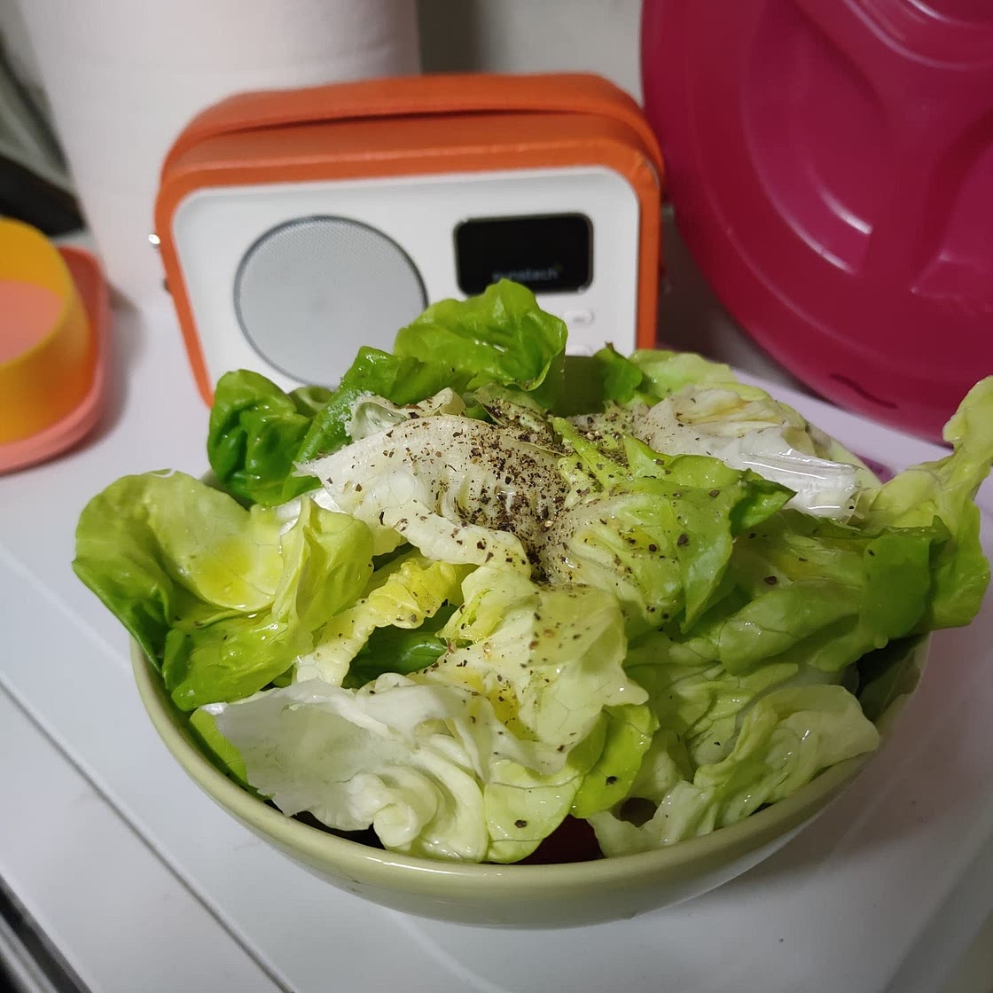 Ensalada de lechuga, tomate, pepino y aceitunas