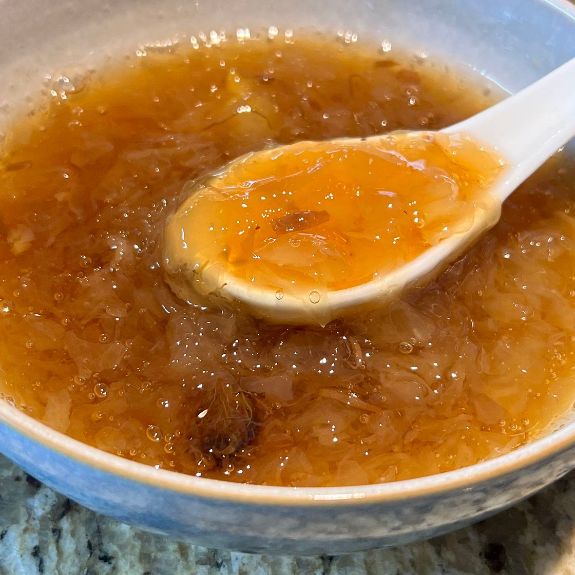 Rock sugar snow fungus dessert
