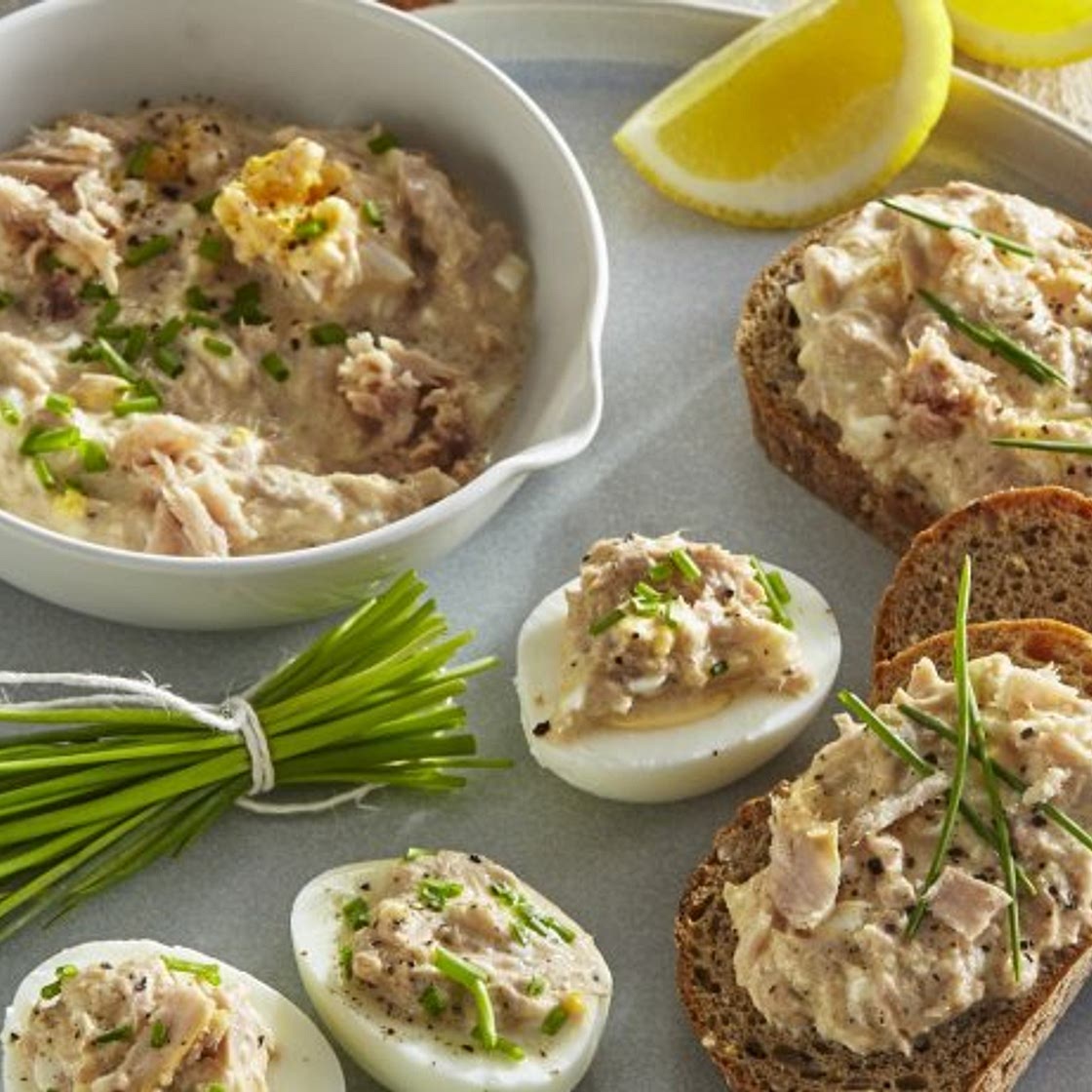 Thunfisch-Ei-Aufstrich mit Schnittlauch und Zitrone