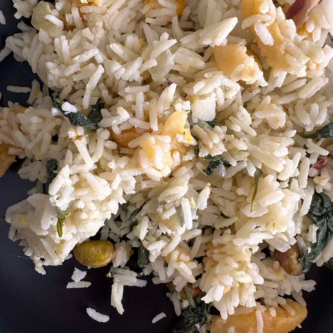 Arroz pilaf de alperces e espinafres