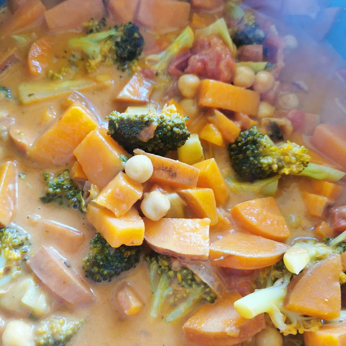 Süßkartoffel-Kichererbsen Curry mit Kokosmilch
