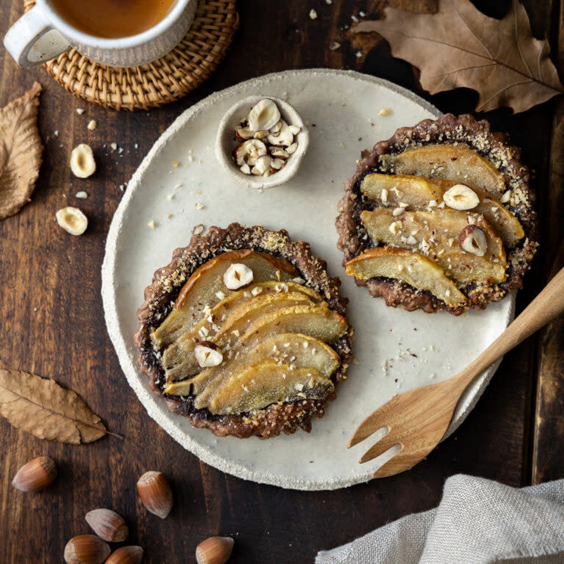 Tartes fines au chocolat, poires et noisettes