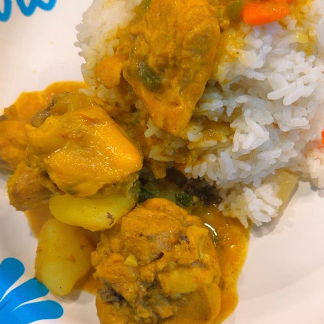 Curry chicken with white rice 