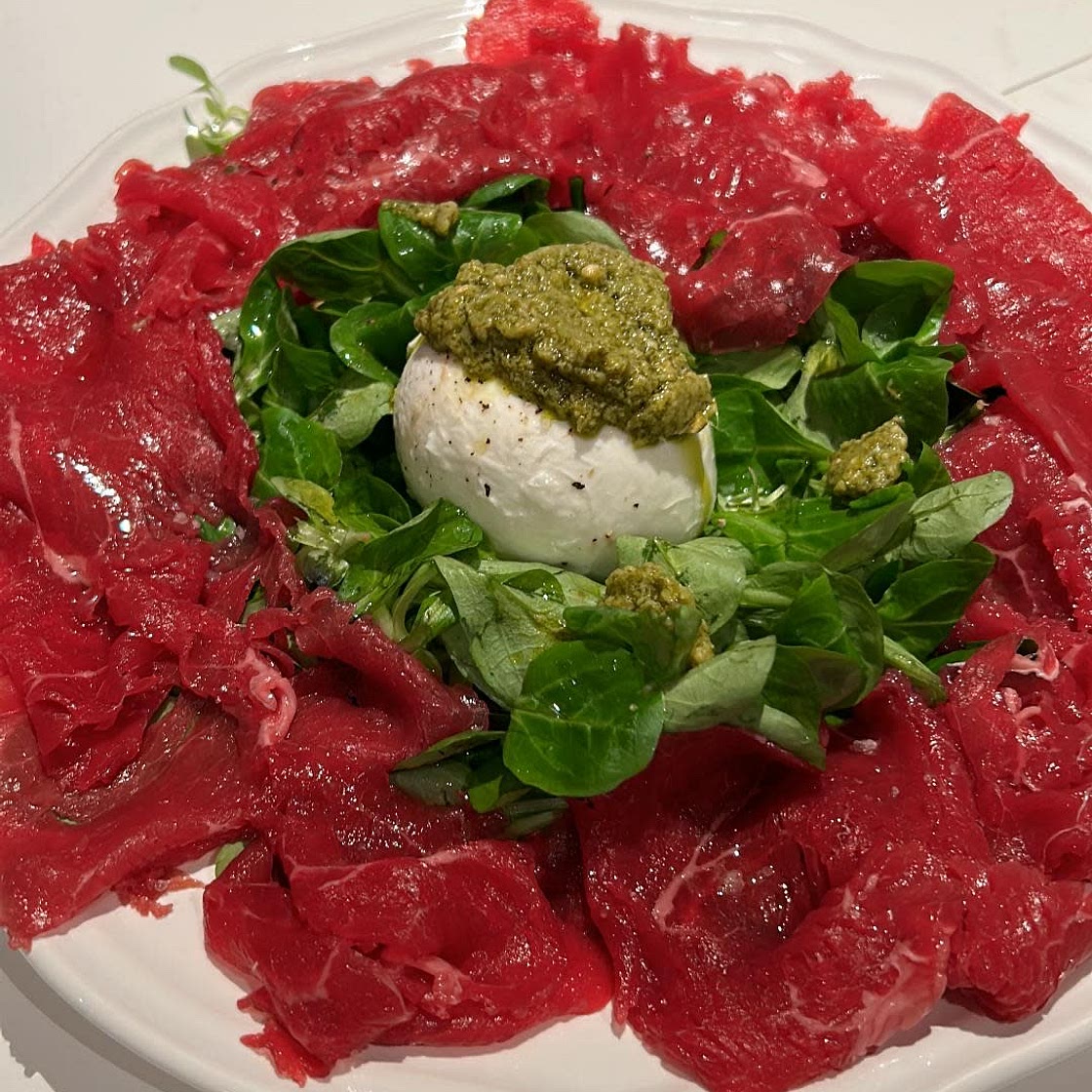 Carpaccio com burrada e pesto