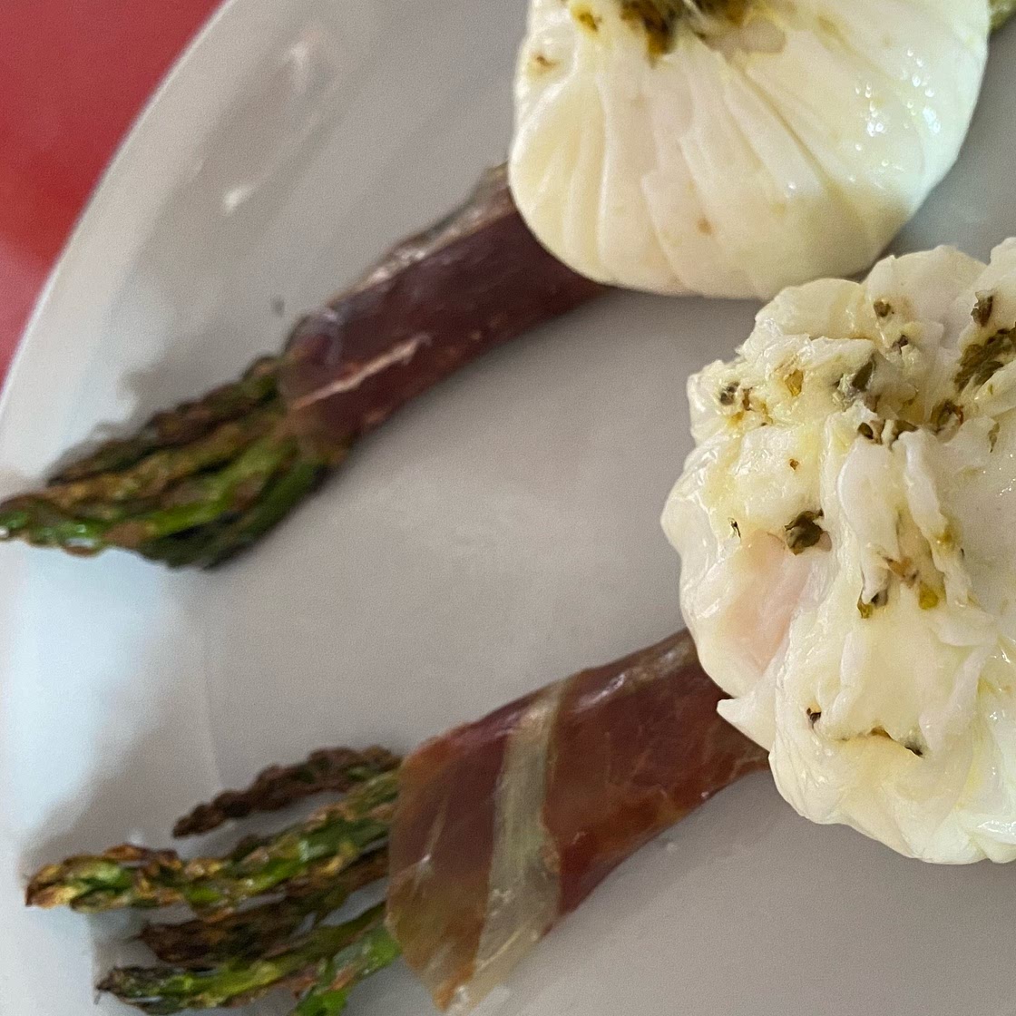 ESPÁRRAGOS TRIGUEROS CON JAMÓN Y HUEVO ESCALFADO