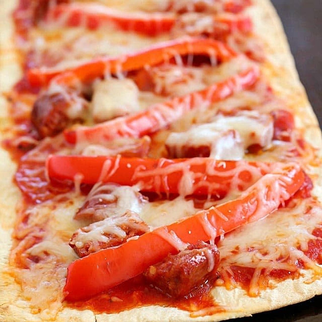 Copycat Olive Garden Pepperoni & Sausage Flatbread Pizza
