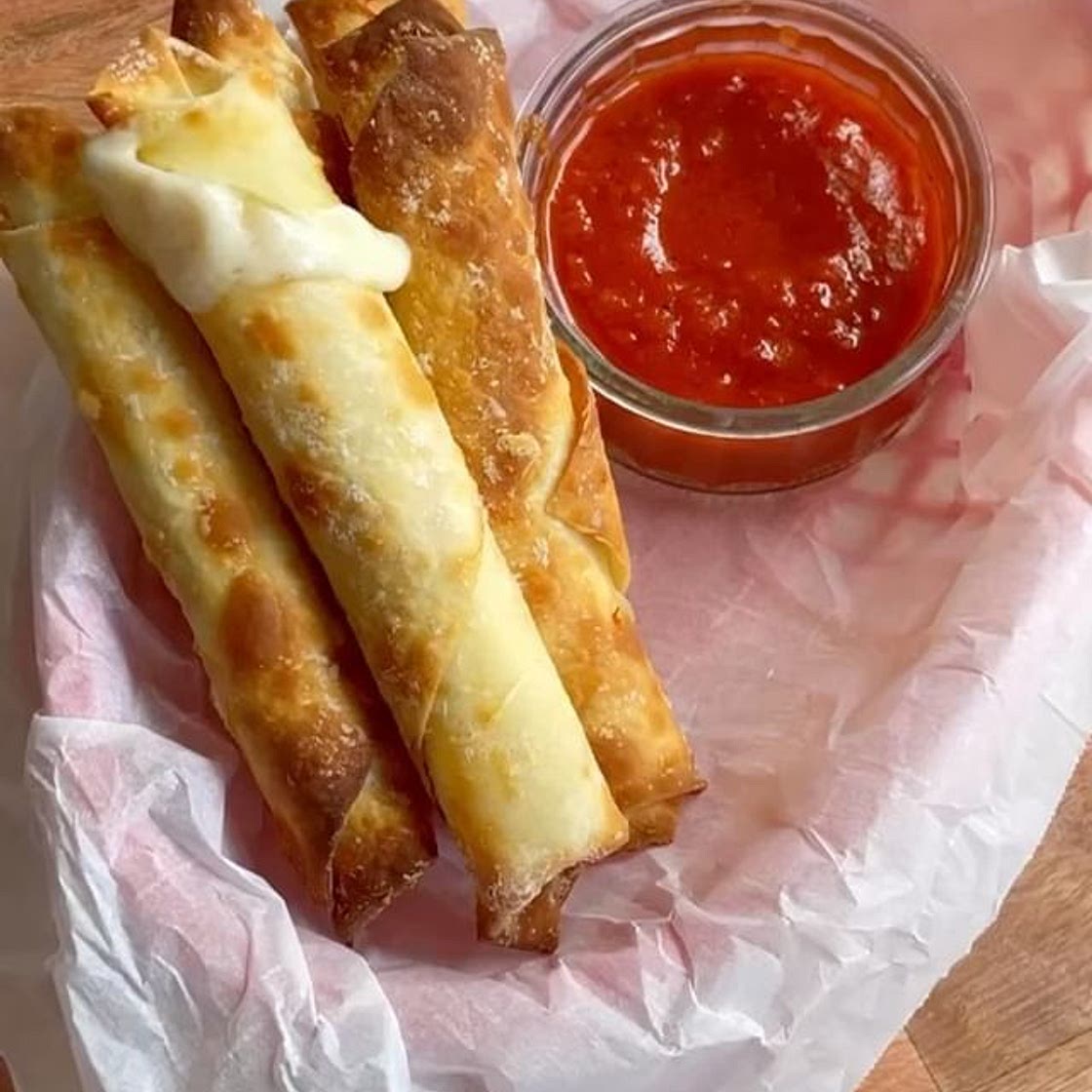 Wonton mozzarella sticks