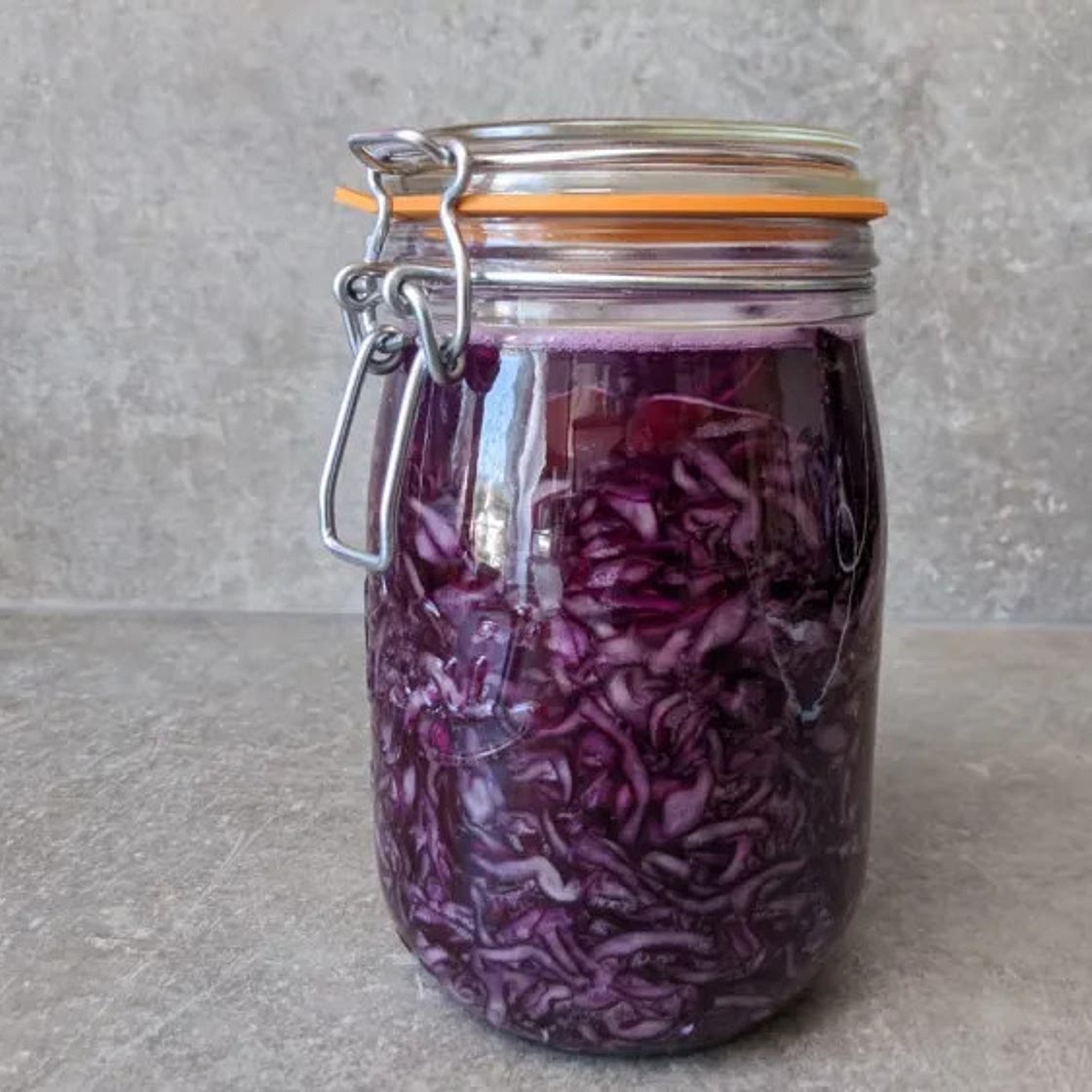 Lacto fermentation : mélange de chou et de pomme
