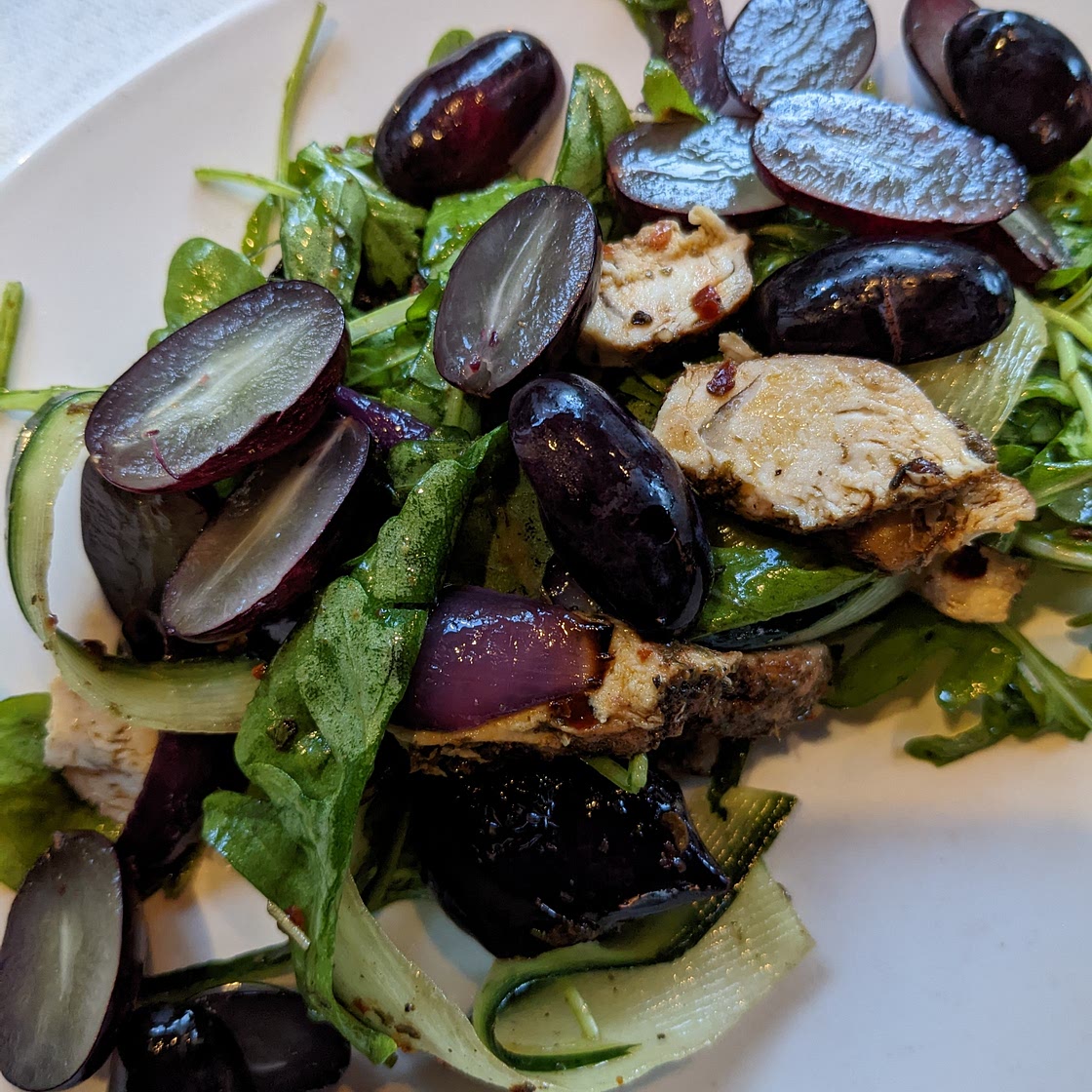 Rucola met jamaican kip en druiven
